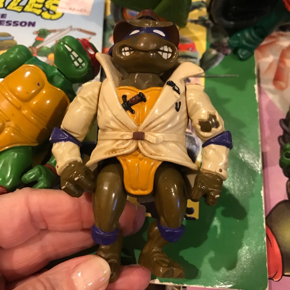 ~~~~~~~~~~~ SOLD__FOUR MOVEABLE NINJA TURTLES/THE NINJA TURTLE MOTORCYCLE/BOOKS - Picture 16 of 16